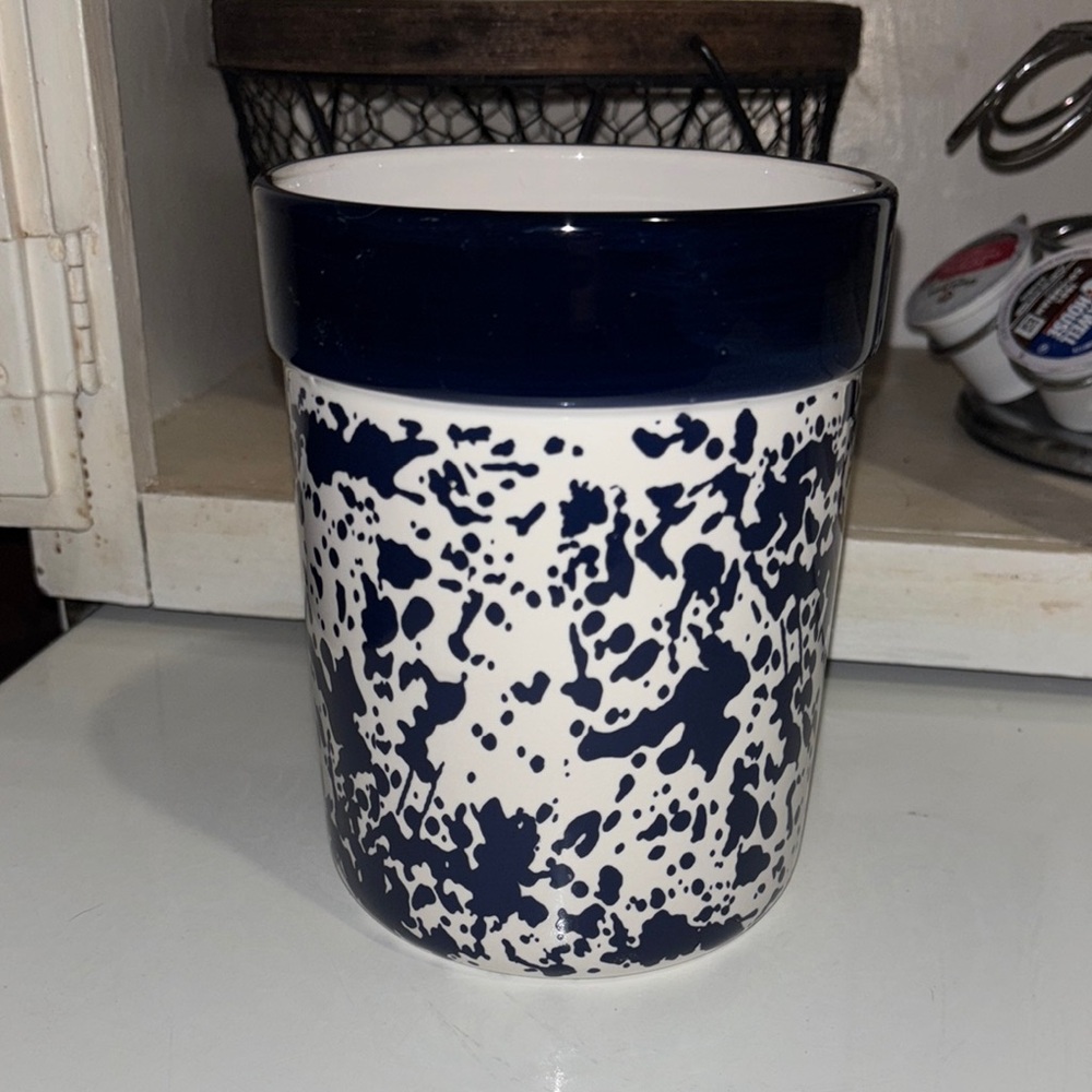 Country Living Home Collection stoneware crock navy and white